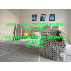 Wight On The Beach, Sleeps 4, Free Off Road Parking, Balcony with Sea Views